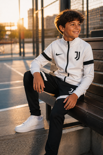 DEČIJA TRENERKA JUVENTUS – BLACK-WHITE ⚫⚪⚽
